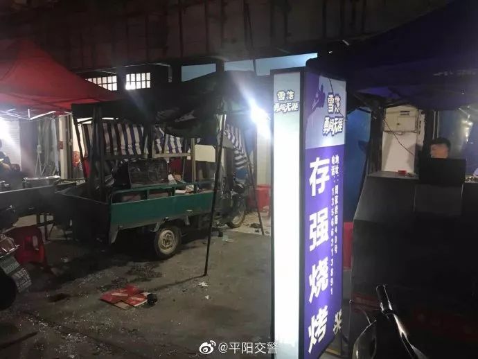 晚上七点，老周把最后一位顾客送出门，转身拉下卷帘门。金属撞击声在空荡的街道上回响，像一句疲惫的叹息。他揉了揉发酸的后腰，走向街角那栋老旧的居民楼。夜色渐浓，路灯把他的影子拉得很长，几乎要触到明天清晨
