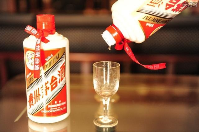 在中国白酒的版图上，茅台早已不仅仅是一瓶酒。它是一座孤峰，一种信仰，一套被反复言说却依然众说纷纭的价值体系。当世人盯着它的股价、批条和拍卖槌时，很少有人愿意真正安静下来，做一道最简单的观察题