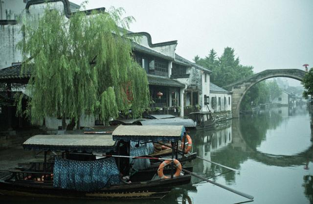 我认识一个姓和的老人，住在江南小镇的深巷里。巷子窄得只容一人通过，两侧的白墙灰瓦间，隐约透出一段斑驳的旧时光。老人家的门楣上，悬着一块乌木牌匾，上书大和二字，不似寻常人家的福寿，倒像是一句无言的偈语