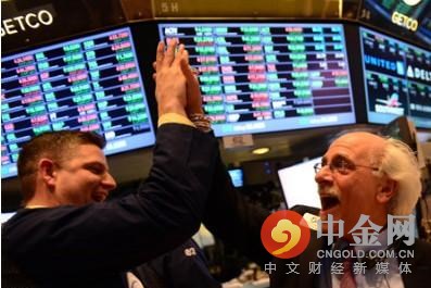 美股强势反弹！道指狂飙逾500点，市场在交易什么？